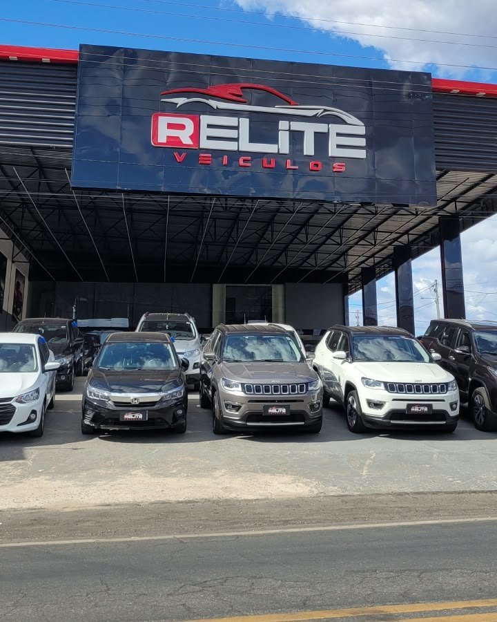 Fachada da Relite Veículos em Quixeramobim, com veículos expostos